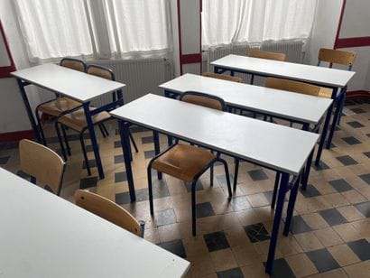 Ensemble des tables et chaises d'écoliers...