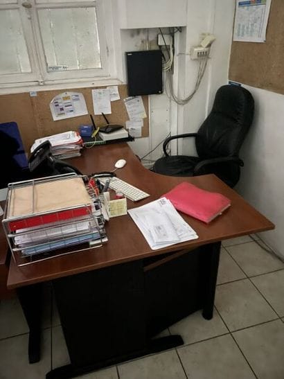 Ensemble de mobilier de bureau comprenant:
-...