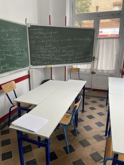 Ensemble des tables et chaises d'écoliers...