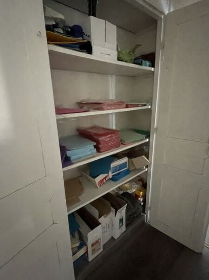 Ensemble de mobilier et papeterie comprenant:
-...
