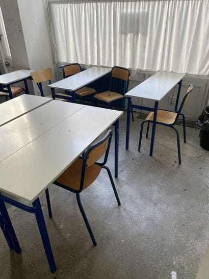 Ensemble des tables et chaises d'écoliers...