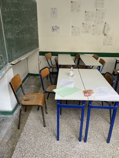 Ensemble des tables et chaises d'écoliers...