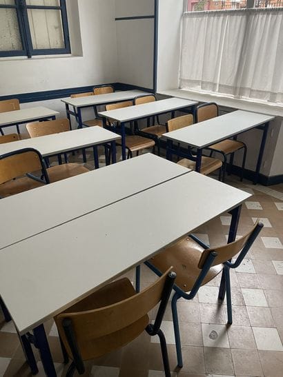 Ensemble des tables et chaises d'écoliers...