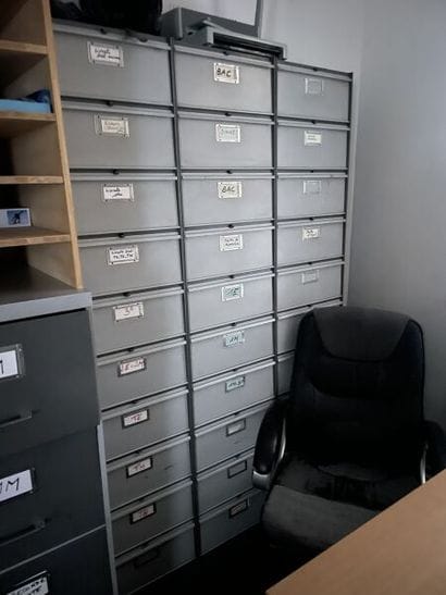 Ensemble de mobilier du bureau comprenant:
-...