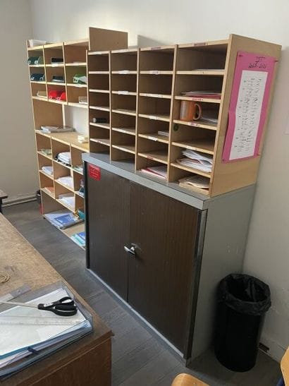 Ensemble de mobilier de bureau comprenant:
-...