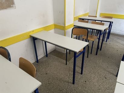 Ensemble des tables et chaises d'écoliers...