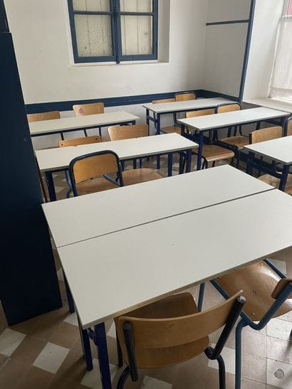 Ensemble des tables et chaises d'écoliers...