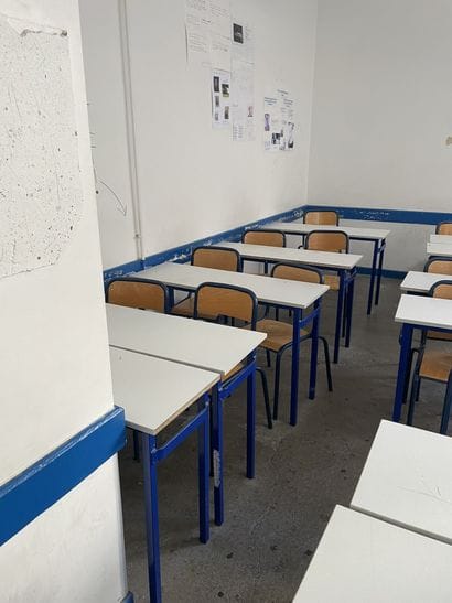 Ensemble des tables et chaises d'écoliers...