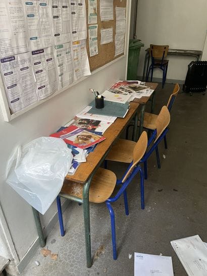 Ensemble des tables et chaises d'écoliers...