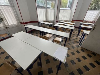 Ensemble des tables et chaises d'écoliers...