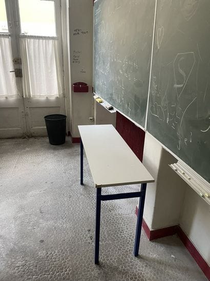 Ensemble des tables et chaises d'écoliers...