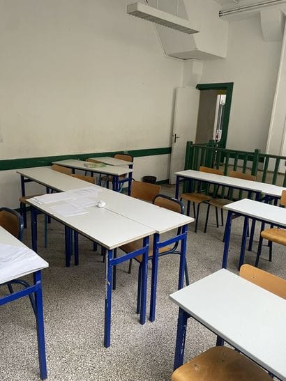 Ensemble des tables et chaises d'écoliers...
