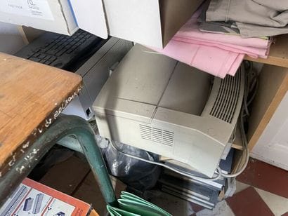 Ensemble de mobilier et papeterie comprenant:
-...