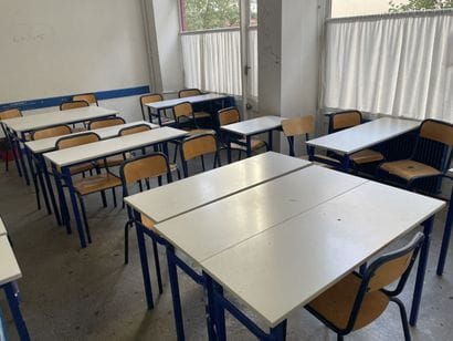 Ensemble des tables et chaises d'écoliers...