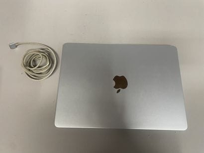 APPLE
1 MacBook Air 13'', modèle A3240
Numéro...