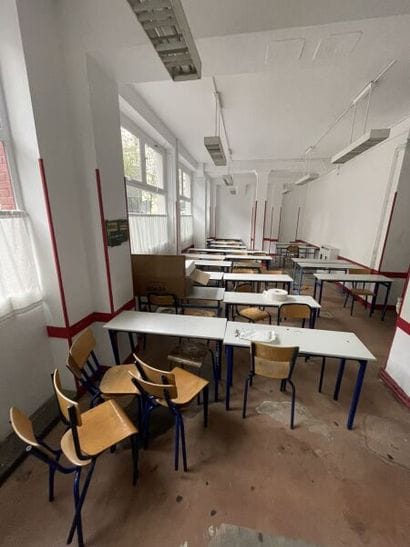 Ensemble des tables et chaises d'écoliers...