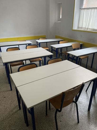 Ensemble des tables et chaises d'écoliers...