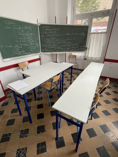 Ensemble des tables et chaises d'écoliers...