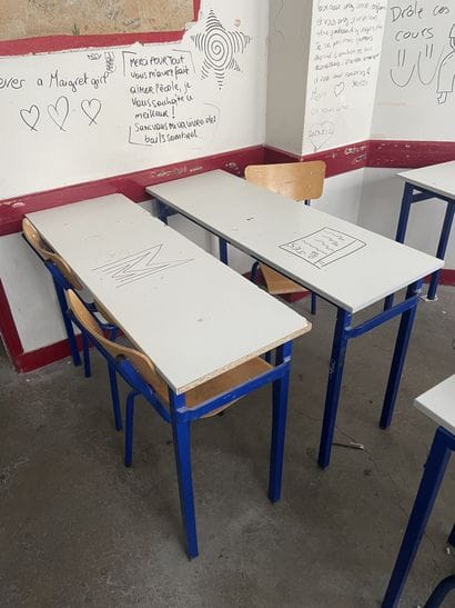 Ensemble des tables et chaises d'écoliers...