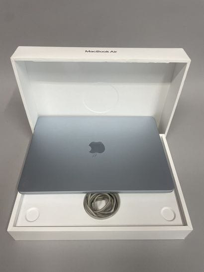 APPLE
1 MacBook Air 13'', modèle A3240
Numéro...