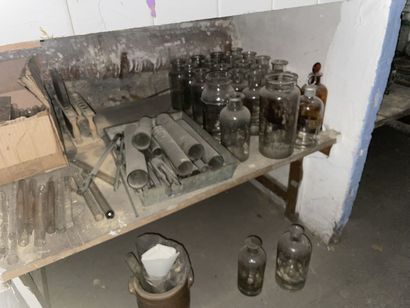Matériel de laboratoire dont verrerie, collection...