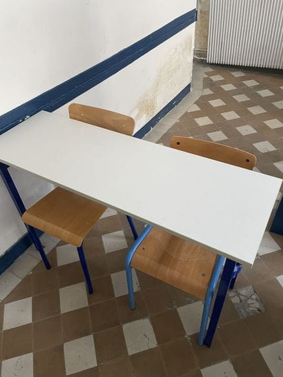 Ensemble des tables et chaises d'écoliers...