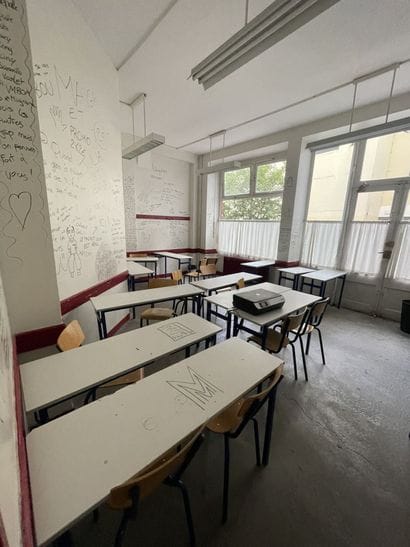 Ensemble des tables et chaises d'écoliers...