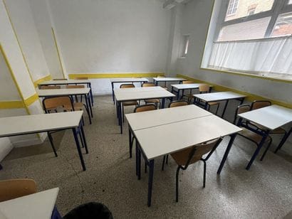 Ensemble des tables et chaises d'écoliers...