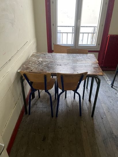 Ensemble des tables et chaises d'écoliers...