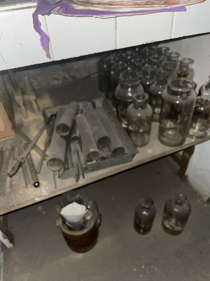 Matériel de laboratoire dont verrerie, collection...