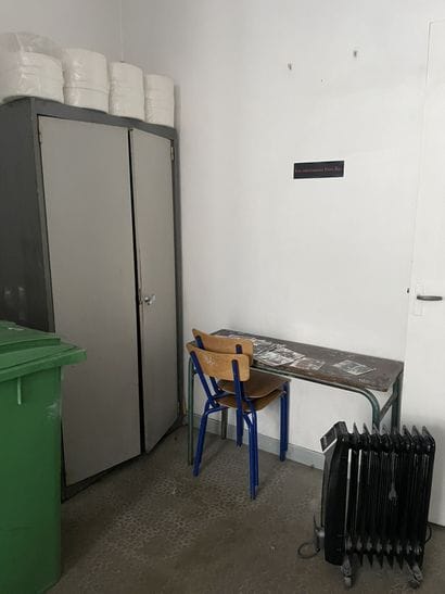 Ensemble des tables et chaises d'écoliers...