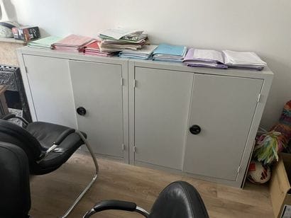 Mobilier de bureau comprenant:
- bureau en...