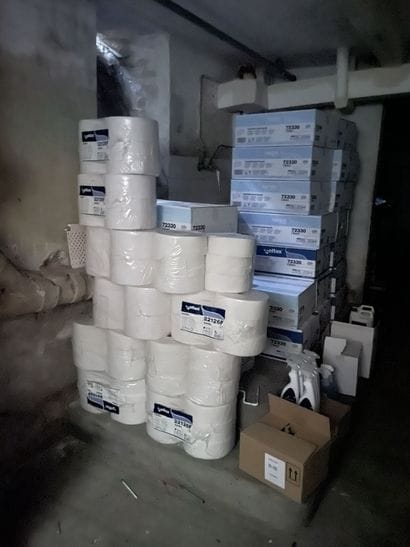 Stock de papier toilettes, papiers essuie-mains...