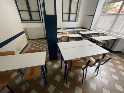 Ensemble des tables et chaises d'écoliers...