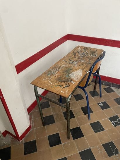 Ensemble des tables et chaises d'écoliers...