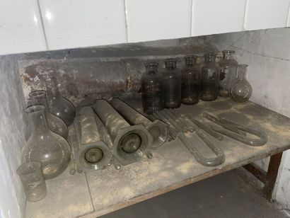 Matériel de laboratoire dont verrerie, collection...
