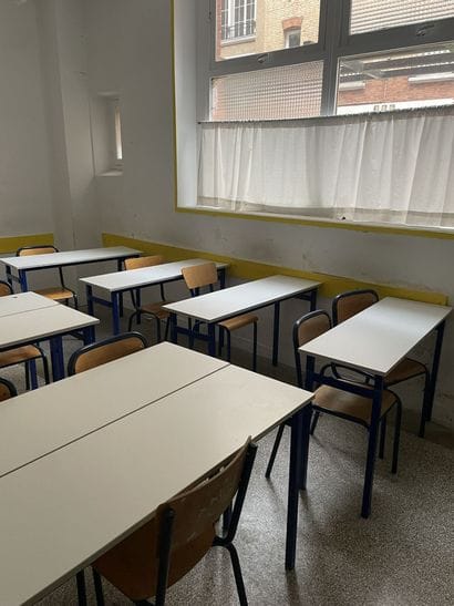 Ensemble des tables et chaises d'écoliers...