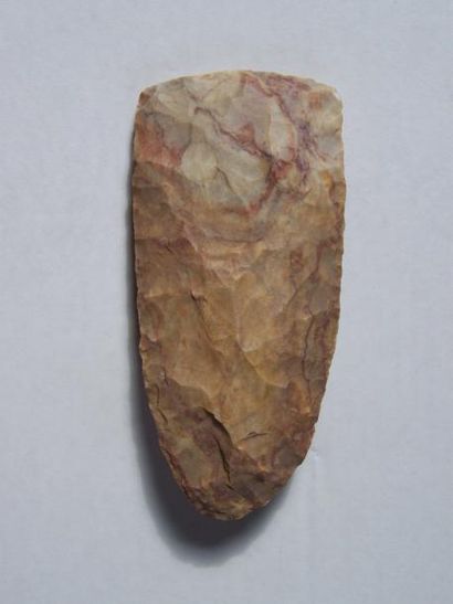 Lot: HACHE taillée en silex sur socle. L:...