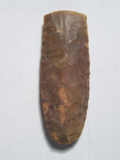 Lot: HACHE taillée en silex sur socle. L:...