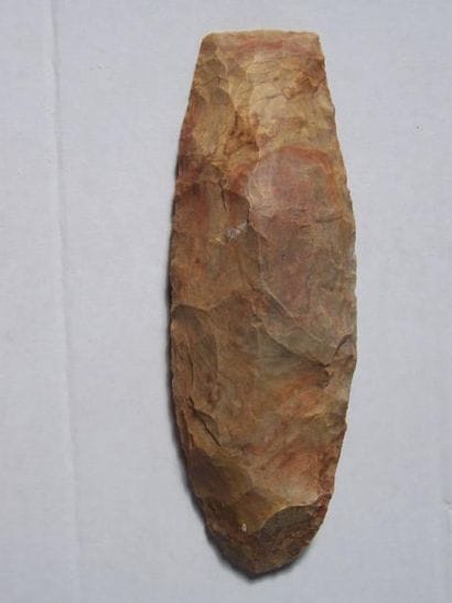 Lot: HACHE taillée en silex marbré sur socle....