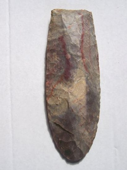Lot: HACHE taillée en silex marbré sur socle....