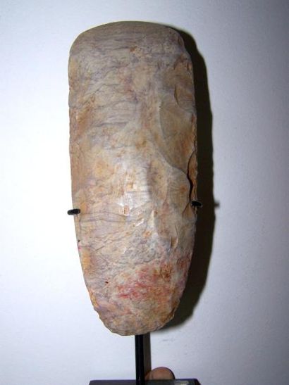 Lot: HACHE polie en agate sur socle. L: 15,5cm....