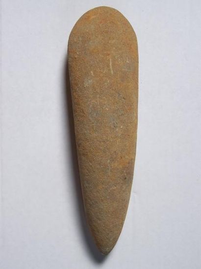 Lot: HACHE polie en agate sur socle. L: 15,5cm....