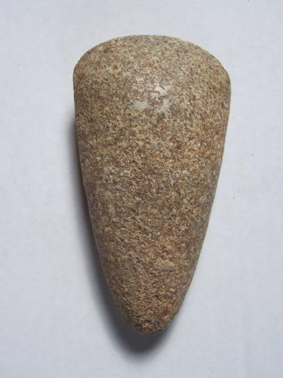 HACHE polie de forme triangulaire. L: 13...
