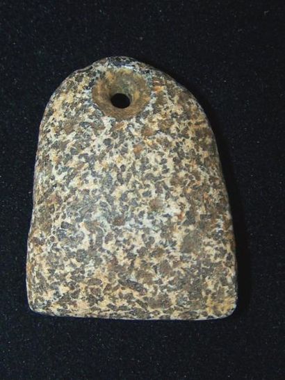 Rare petite HACHE percée «pendeloque» du...