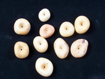 Lot: DIX PERLES sur galet de quartz blanc,...