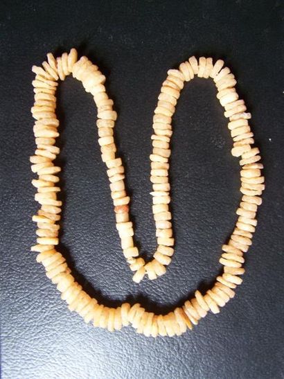 Lot: DIX PERLES sur galet de quartz blanc,...
