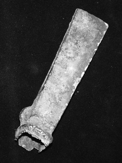 HACHE à douille en bronze. L: 13cm