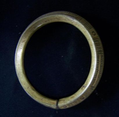 Lot: BRACELET de bras en cuivre décoré, culture...