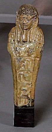 Lot: OUSHEBTI en fritte émaillée verte. Inscription...